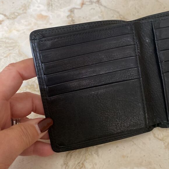 Wilsons Leather Bi-Fold Wallet - Picture 5 of 12
